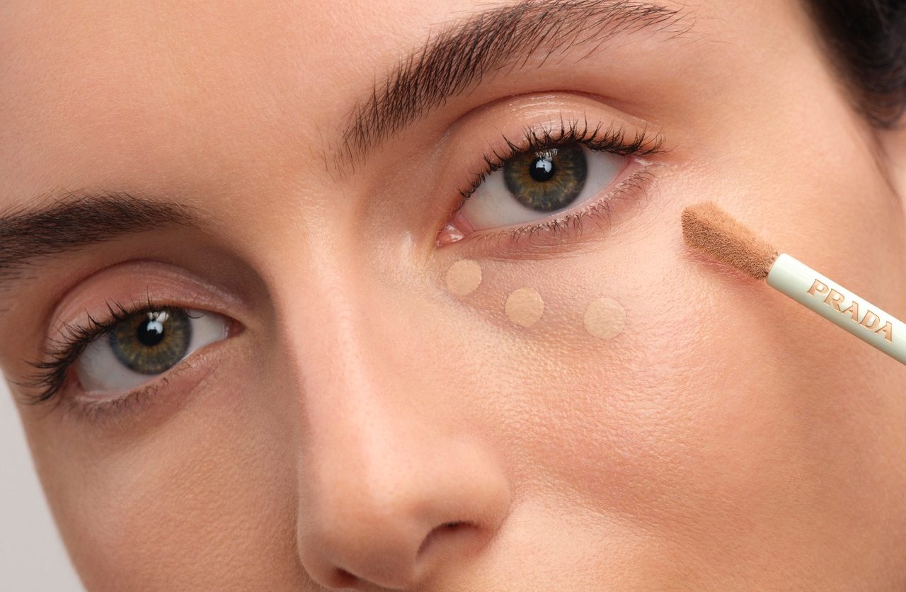 Já não pode com olheiras? Este novo corretor da Prada cobre-as, mas também as trata a longo prazo