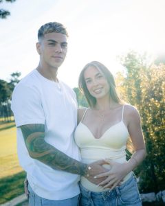 Médio do Benfica vai ser pai pela primeira vez. Veja as fotos amorosas do anúncio