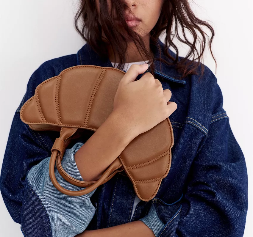 Esta nova mala da Pull & Bear é um croissant (e quase que apetece comer). Espreite o modelo