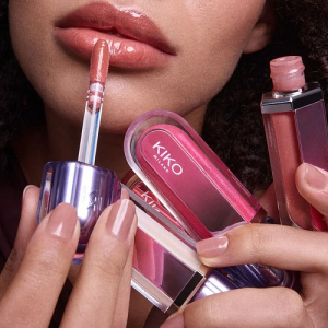 O gloss mais icónico da Kiko Milano faz 10 anos e tem uma nova versão limitada. Espreite o produto