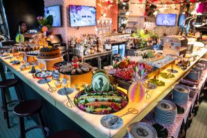 Sem planos para o Dia da Mãe? Este brunch gigante tem mimos, cocktails e uma mesa cheia de sabores