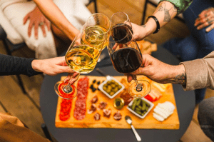 Alma54. O novo wine bar de Lisboa fica numa das ruas mais trendy, só tem vinhos portugueses e um jardim de sonho