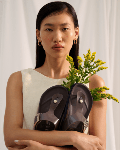 A cor mais tendência chegou aos modelos da Birkenstock. Espreite as opções que vão dominar o verão