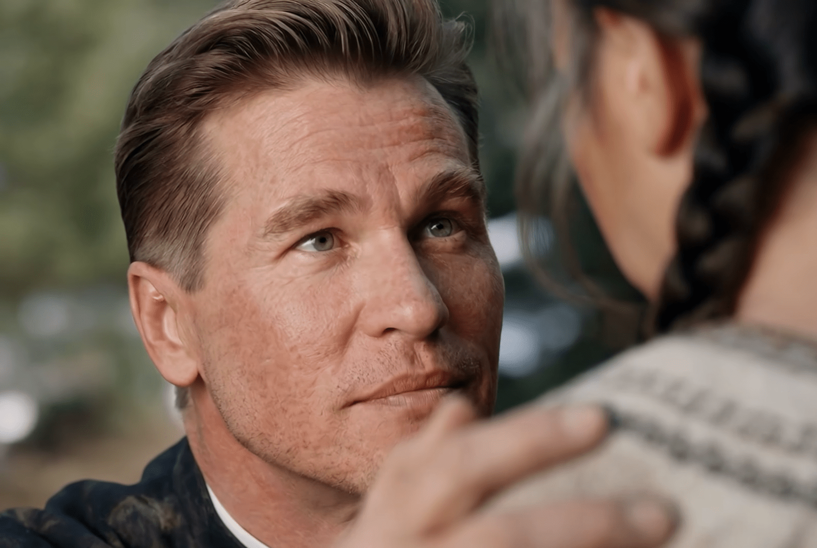 Val Kilmer “volta à vida” em novo filme após a sua morte graças à Inteligência Artificial — e divide Hollywood