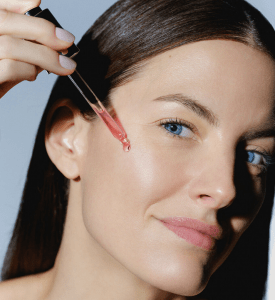 Custa quase 250€ e promete pele luminosa, uniforme e mais jovem. O que achámos deste novo sérum de luxo?