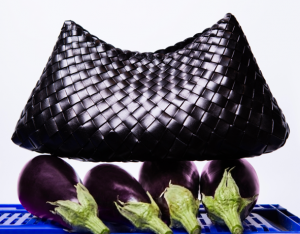 Custa 420€ e chega em 5 cores tendência. Espreite a nova clutch da Fashion Clinic com a Dragon Diffusion