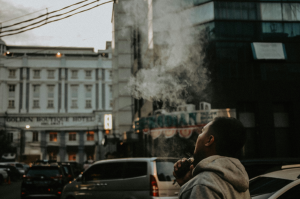 Fumar cigarros eletrónicos em público pode dar multa e pena de prisão. Saiba onde