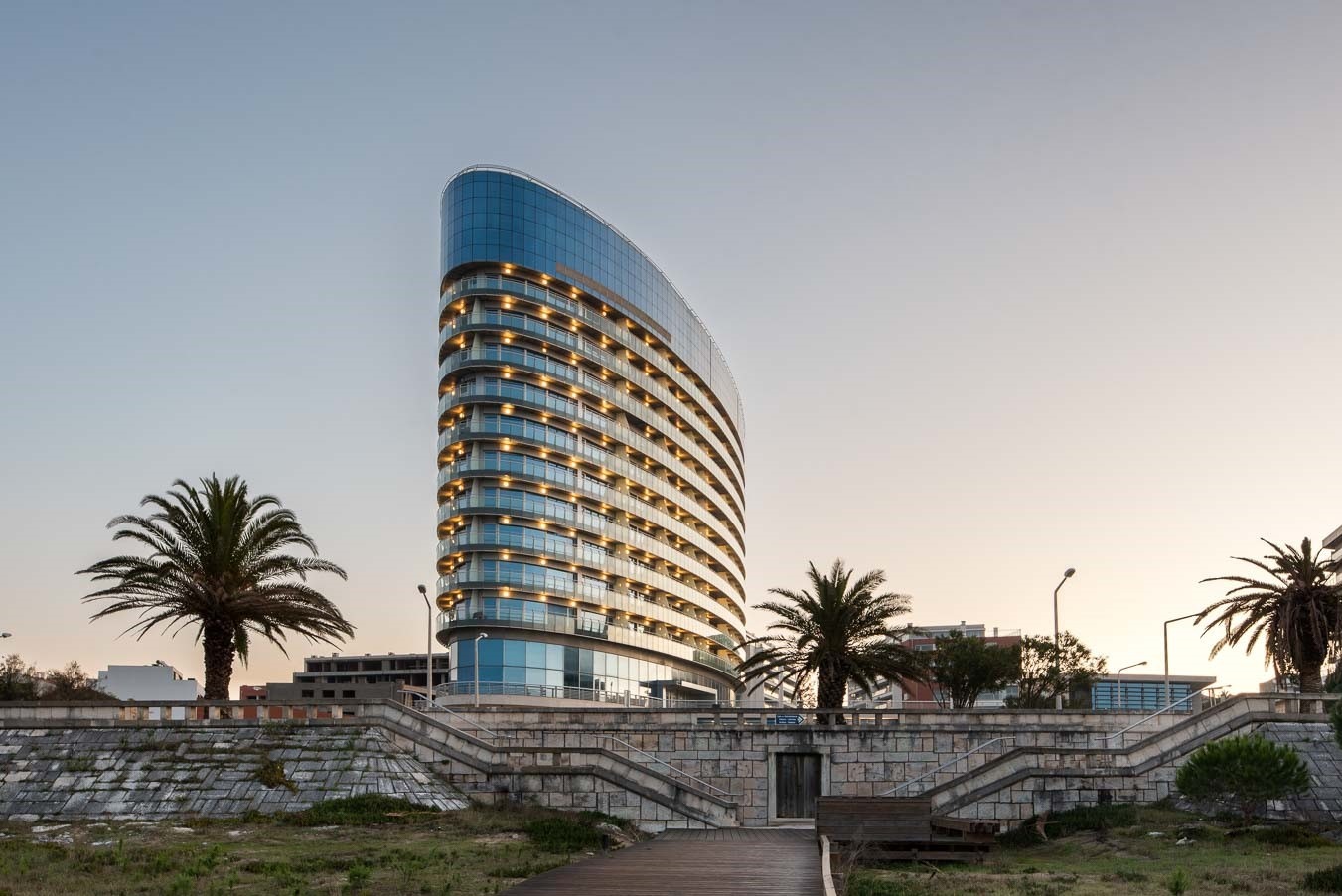 Dormir com o Atlântico à janela: este hotel na Figueira da Foz parece um navio ancorado na areia