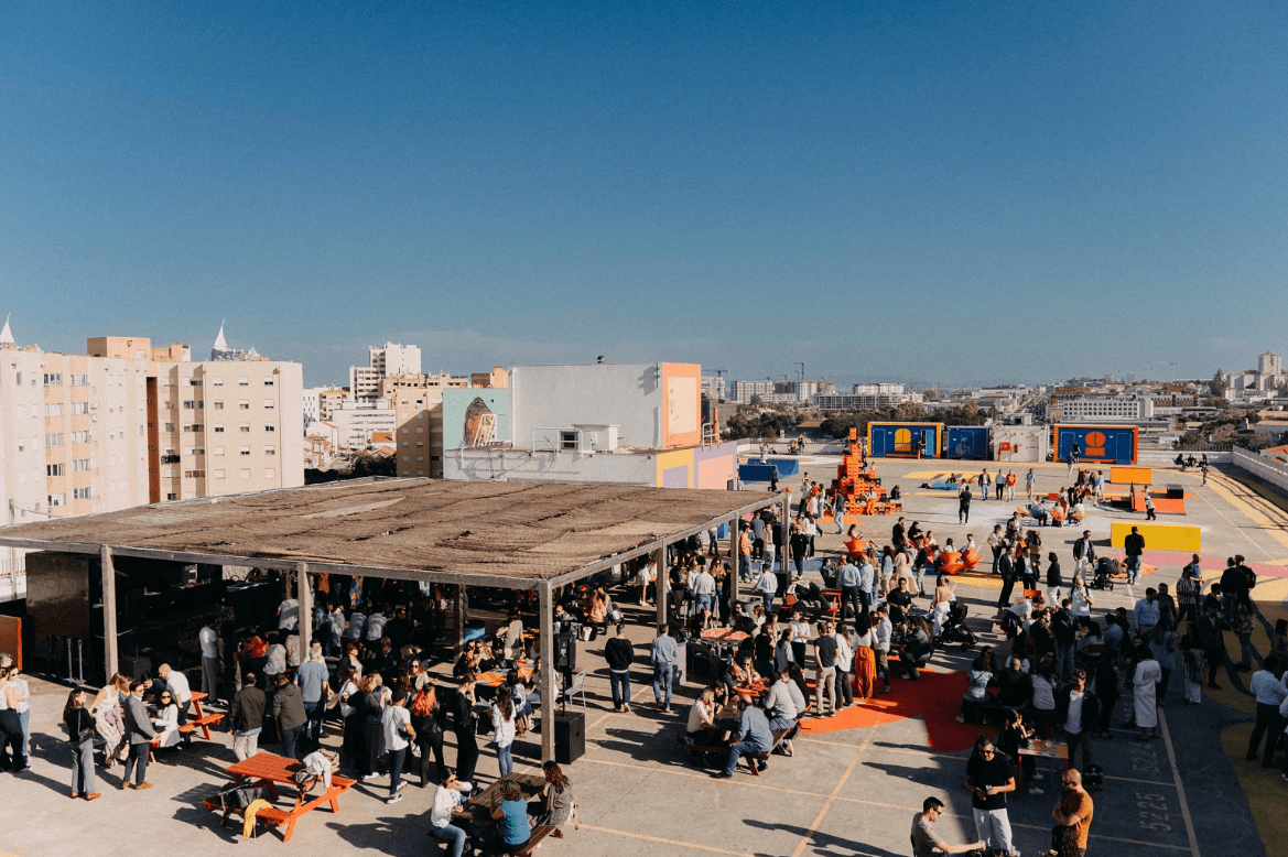 Smash burgers, concertos e patinagem. O rooftop mais cool de Lisboa tem novidades bombásticas para o verão