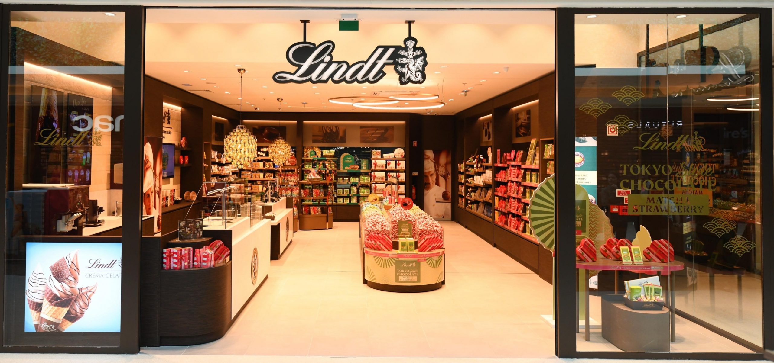 A nova loja da Lindt em Portugal tem sabores exclusivos e fontes de chocolate