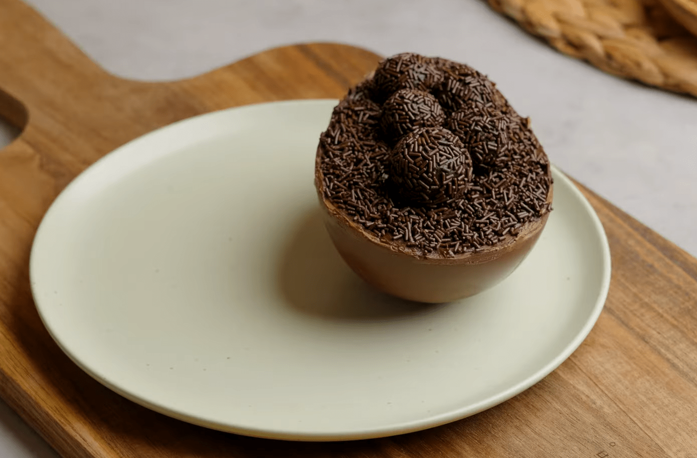 Ovos de chocolate recheados com brigadeiro