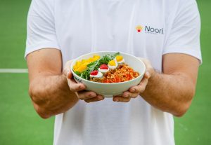 Este novo pot do Noori que junta fruta, salmão e um toque crocante é dos deuses (quase literalmente). Entenda
