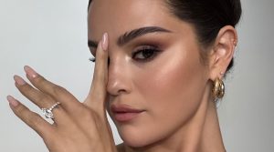 Selena Gomez prova que só precisa do nude certo para ter manicures elegantes. Eis 8 opções desde 1,99€