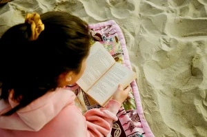 Estes são os 10 novos thillers perfeitos para começar a ler na praia nos primeiros dias de sol