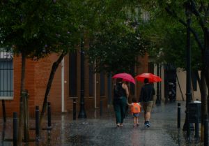 Adeus, praia. Olá, chuva e trovoada. Saiba como vai estar o tempo no fim de semana prolongado