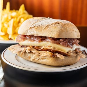 As gulosas sandes de pernil da Casa Guedes já vão ter ao seu sofá (e há promoções bem boas)