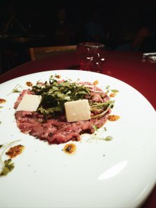 Gio Party & Pasta. Neste novo spot, há boa comida e muitos espetáculos (e tem o selo de designer português)