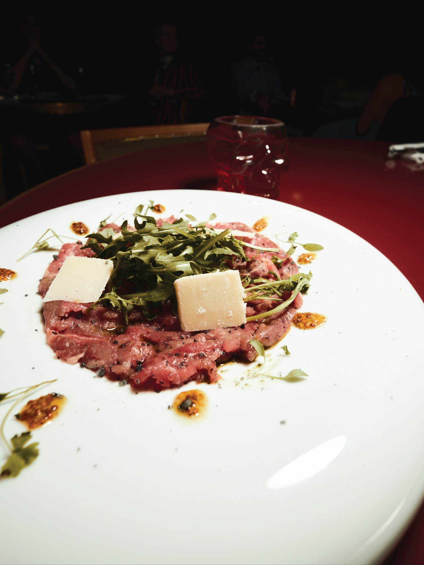 Gio Party & Pasta. Neste novo spot, há boa comida e muitos espetáculos (e tem o selo de designer português)