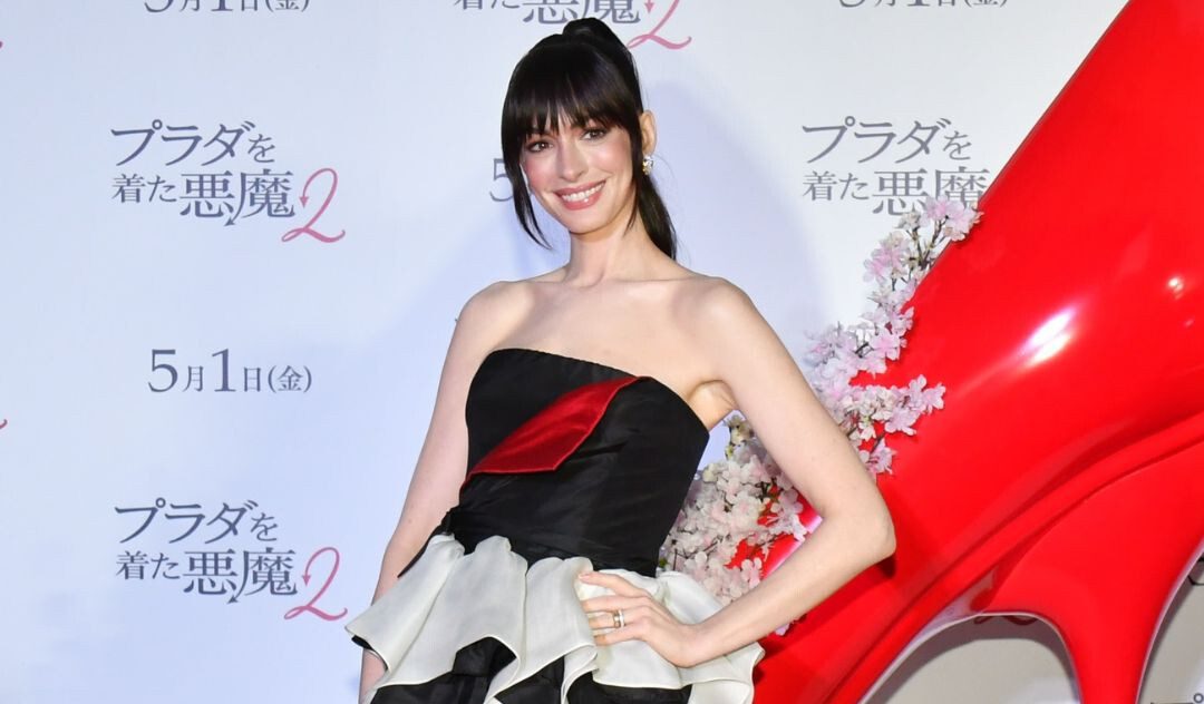 Anne Hathaway volta à franja icónica de “O Diabo Veste Prada” e nem parece que já passaram 20 anos. Veja as fotos