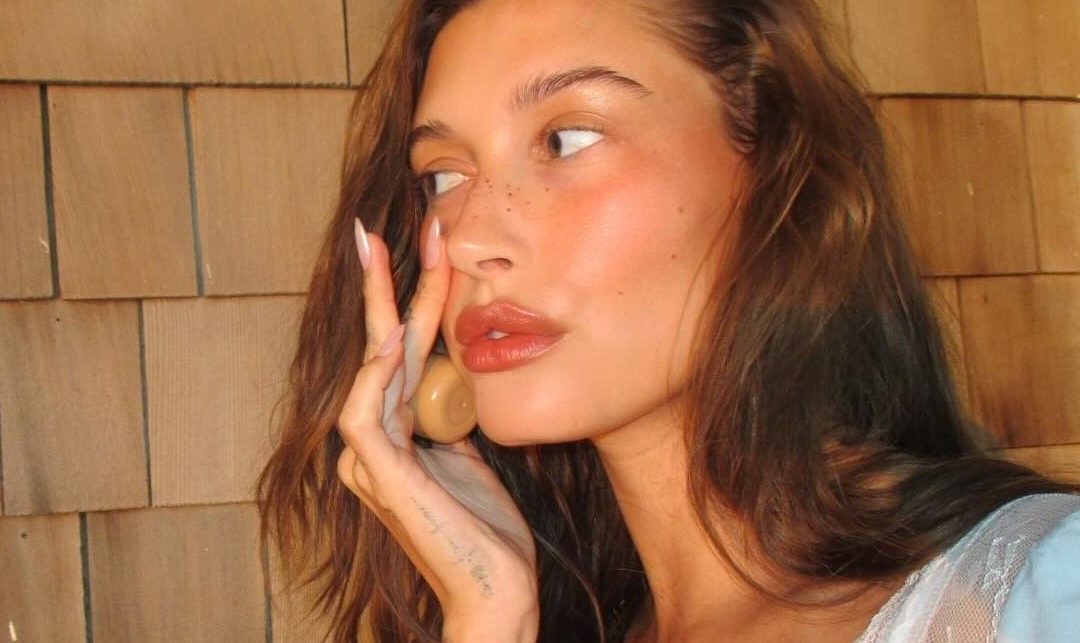 Este blush viral de Hailey Bieber tem uma alternativa a menos de 6€ (e até o TikTok já se rendeu)