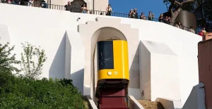7 meses depois da tragédia no elevador da Glória (que matou 16 pessoas), Funicular da Graça volta a funcionar