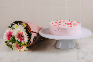 Este bolo d’A Padaria Portuguesa vem com flores e é perfeito para fazer um brilharete no Dia da Mãe