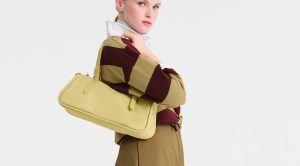 De azul céu a verde pistácio. Esta nova mala da Longchamp já está a deixar as it girls completamente rendidas