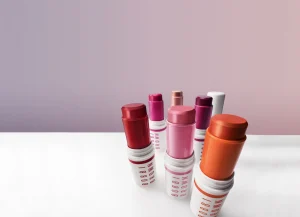 Um só produto, vários efeitos. Os novos sticks da Bobbi Brown prometem uma pele perfeita sem dar trabalho