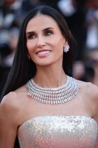 Demi Moore deslumbra em Cannes, mas forma física divide opiniões. Veja as fotos