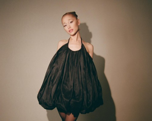 Ariana Grande de volta à música após transformação física que tem dado que falar. Veja as fotos da cantora