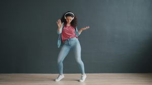 Dançar para queimar calorias? É possível com a ajuda destes 5 treinos cheios de canções de Bad Bunny ou Sabrina Carpenter