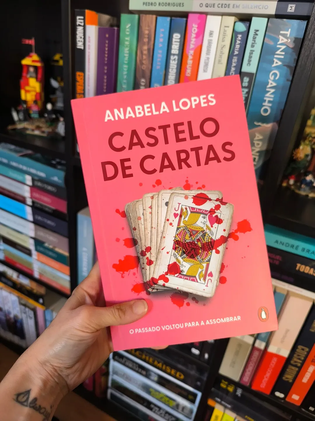 “Castelo de Cartas”. O thriller português que o vai deixar preso às páginas e de queixo caído com as reviravoltas