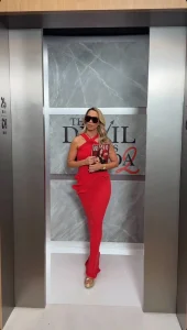 Helena Coelho arrasa de vermelho na estreia de “O Diabo Veste Prada 2”. Saiba quando custa o vestido