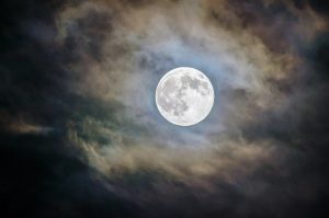 Lua Cheia em Escorpião. O momento astrológico que traz verdades à superfície e promete viragens profundas