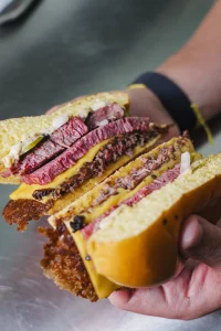 Já fomos provar o novo hambúrguer de pastrami da Street. Será que resulta ou é um tiro ao lado?