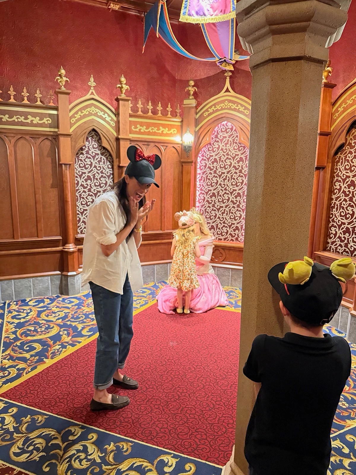 Meghan Markle levou os filhos à Disney e as fotos são amorosas. Espreite as imagens