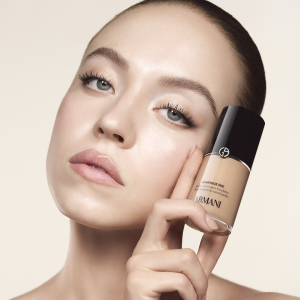 A base mais icónica da Armani Beauty faz 25 anos e tem uma nova fórmula. Veja as novidades